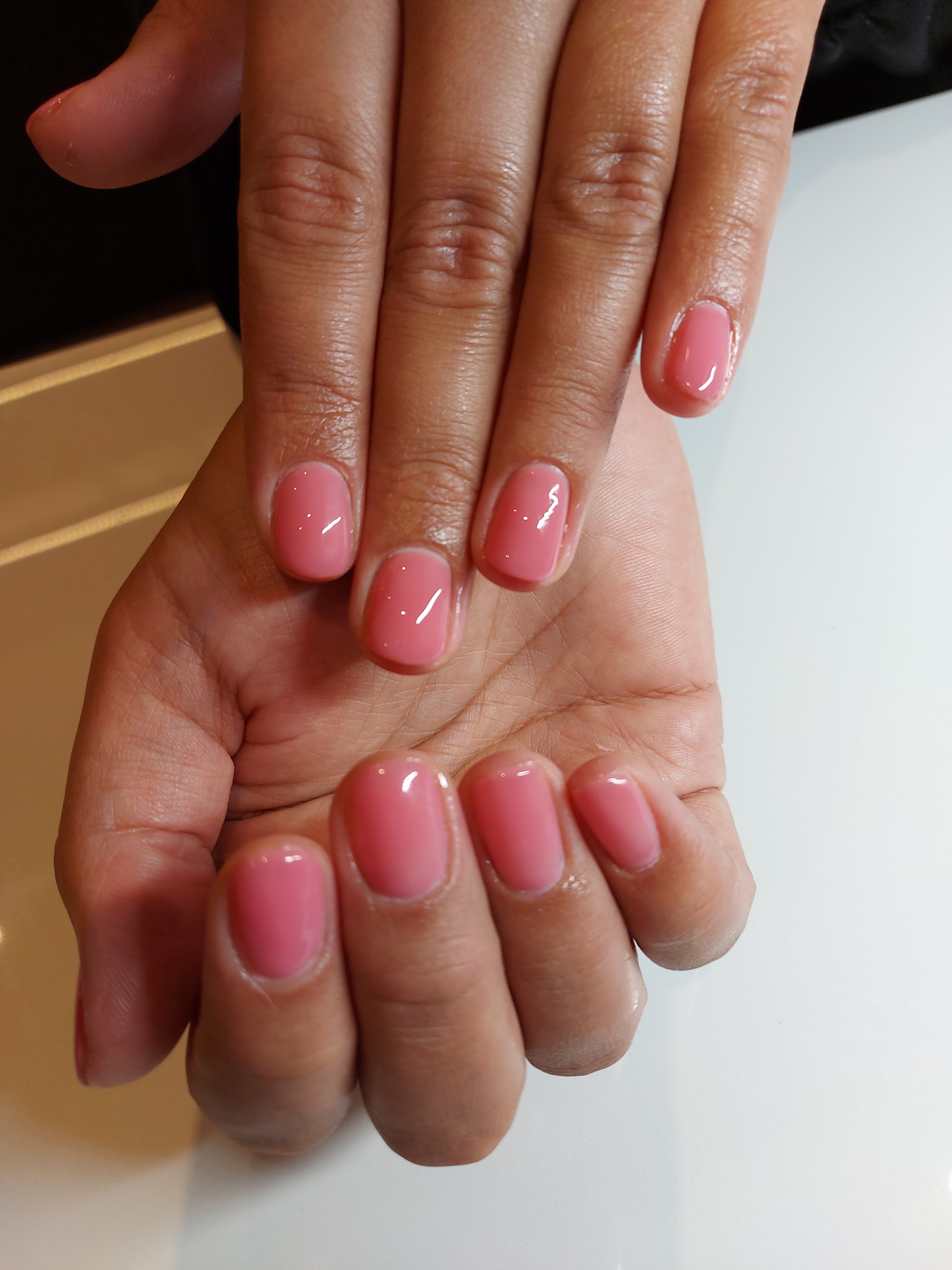 Naturel roze gelnagels, handen op elkaar
